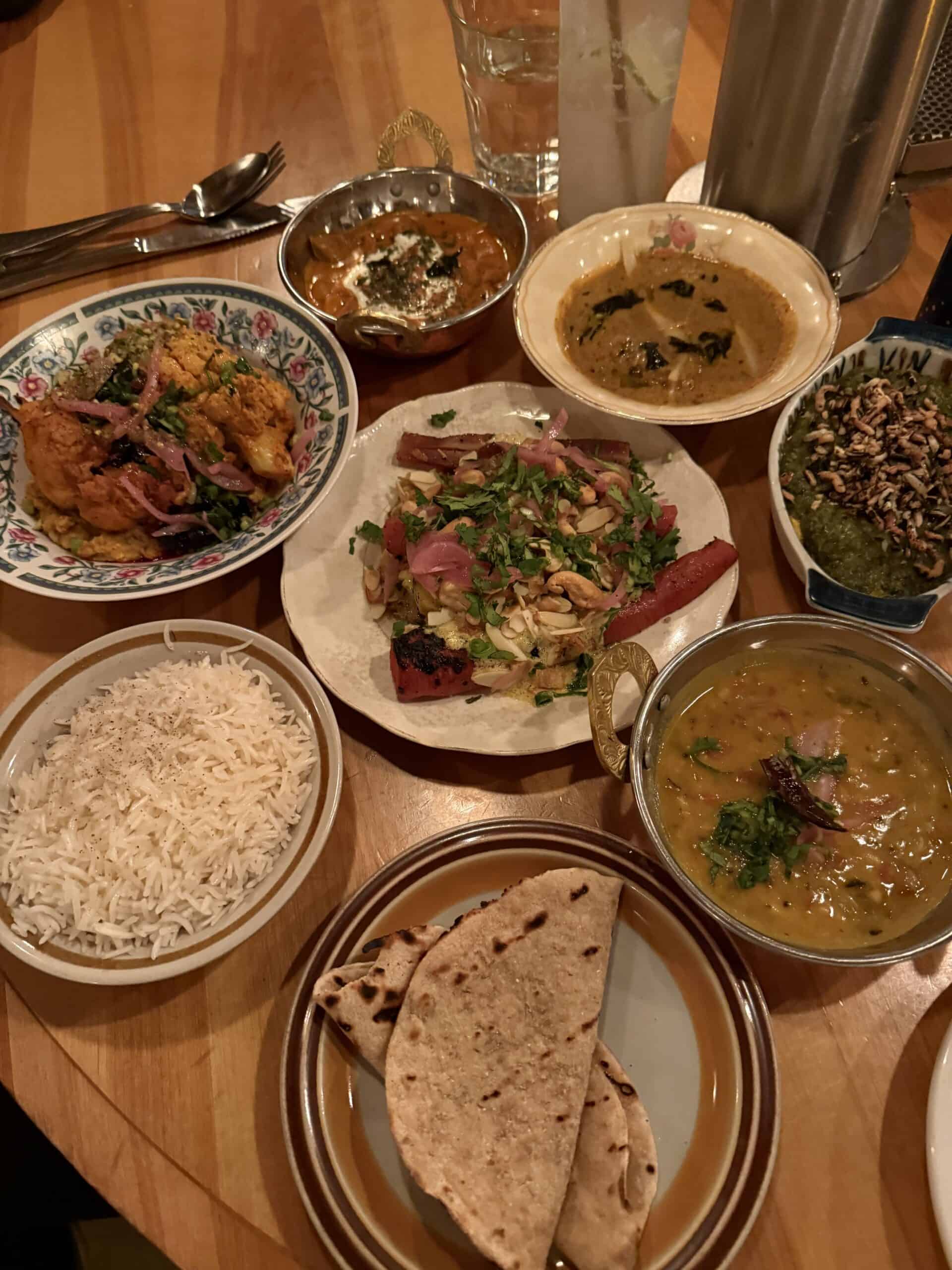 Indian-inspired discovery menu at Kundah Hôtel in Quebec City, featuring colourful sharing plates, curries, basmati rice and flatbread.