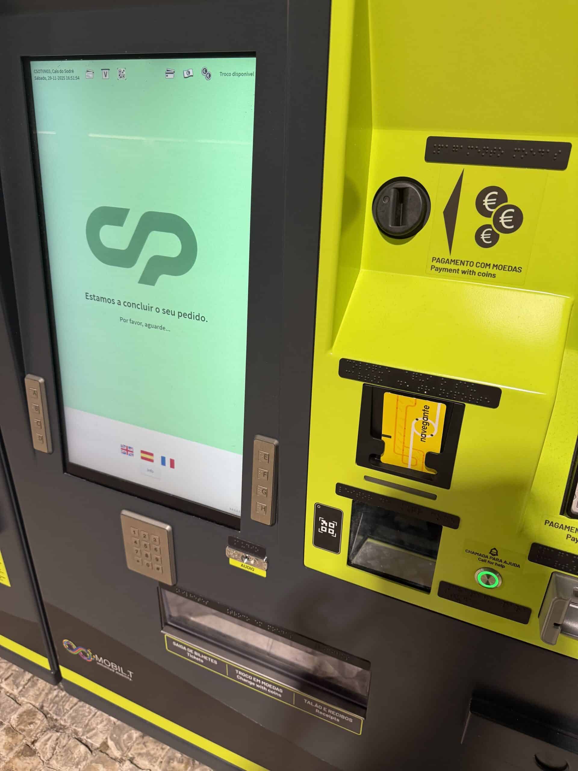 Lisbon public transport ticket machine with a yellow Navegante card inserted.
